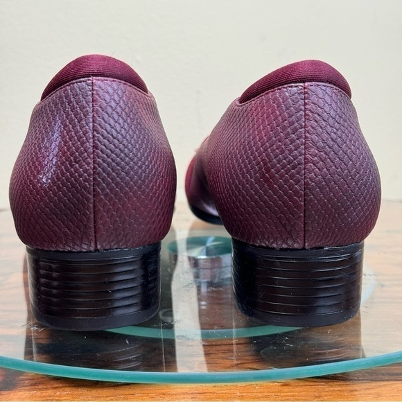 Trotters Melinda Slip-On in Burgundy Snake size 6 - Picture 12 of 16